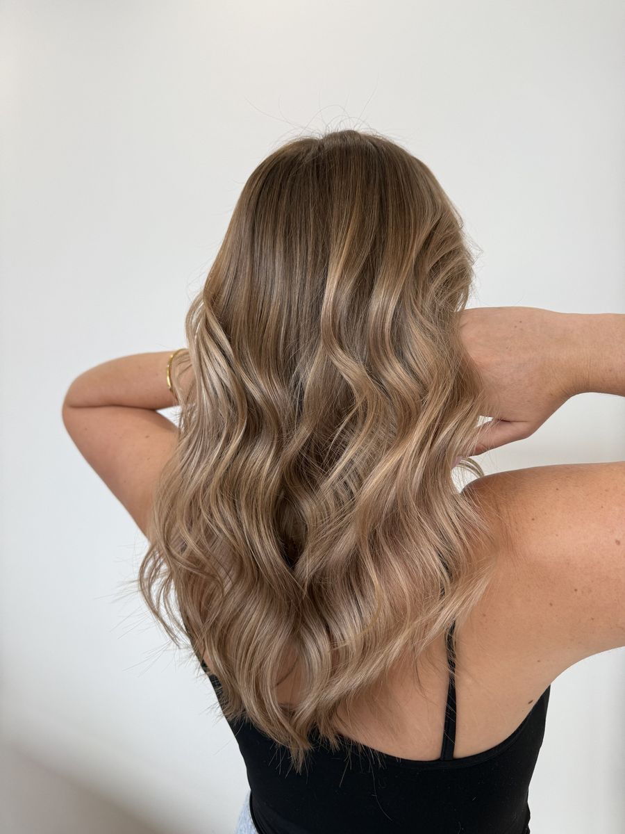 Soft bronde waves from behind